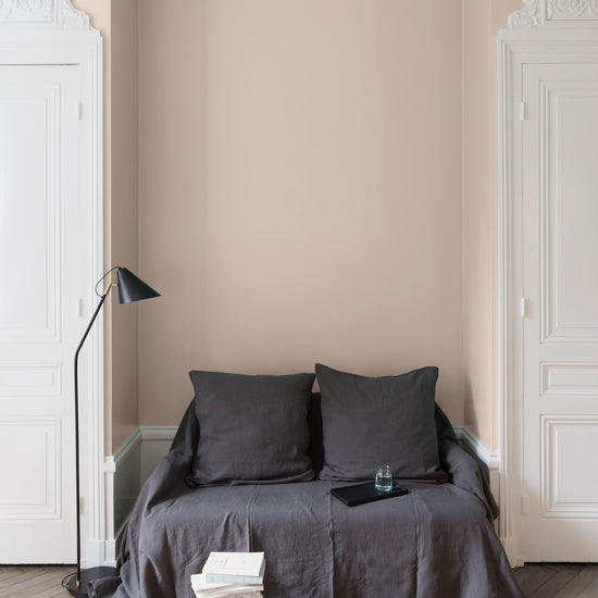 Salon aux murs roses, peinture Velours de Peinture Rose Champenois Libéron avec portes blanches et textiles gris.