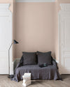 Salon aux murs roses, peinture Velours de Peinture Rose Champenois Libéron avec portes blanches et textiles gris.