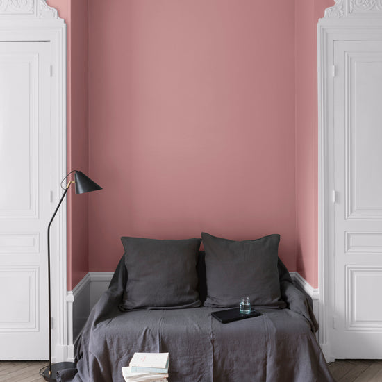 Salon aux murs roses, peinture Velours de Peinture Rose de Mai Libéron avec portes blanches et textiles gris.