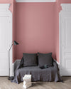 Salon aux murs roses, peinture Velours de Peinture Rose de Mai Libéron avec portes blanches et textiles gris.