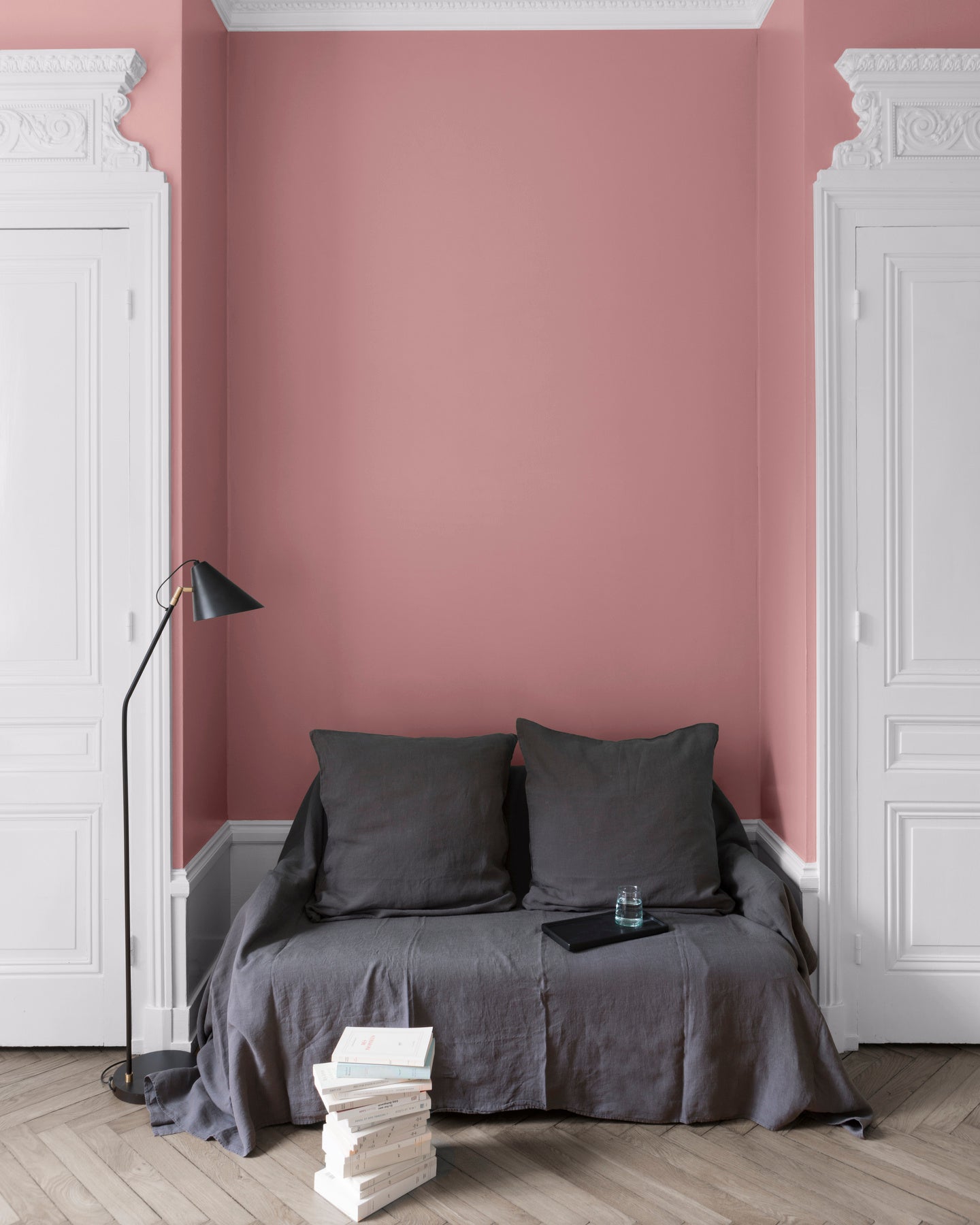 Salon aux murs roses, peinture Velours de Peinture Rose de Mai Libéron avec portes blanches et textiles gris.