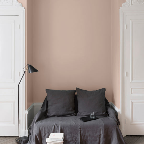 Salon aux murs roses, peinture Velours de Peinture Rose Nymphéas Libéron avec portes blanches et textiles gris.