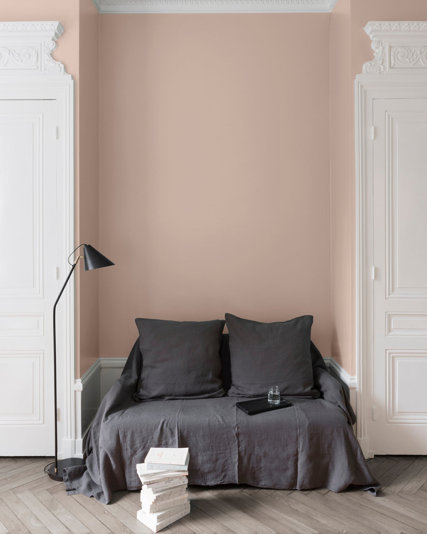 Salon aux murs roses, peinture Velours de Peinture Rose Nymphéas Libéron avec portes blanches et textiles gris.