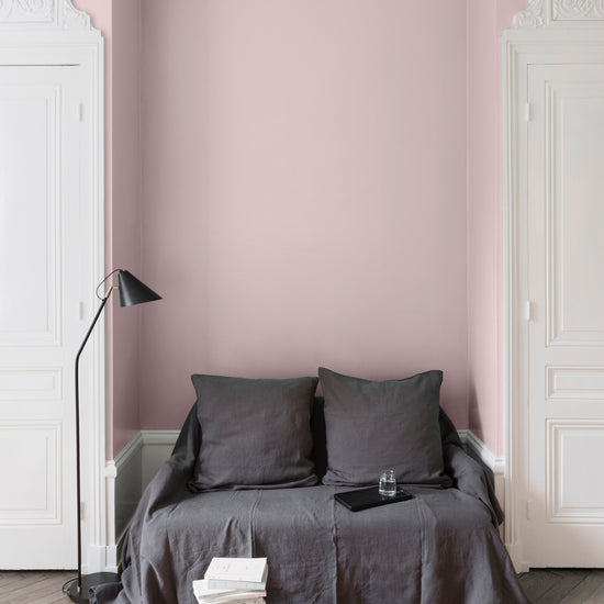 Salon aux murs roses, peinture Velours de Peinture Rose Pâmoison Libéron avec portes blanches et textiles gris.