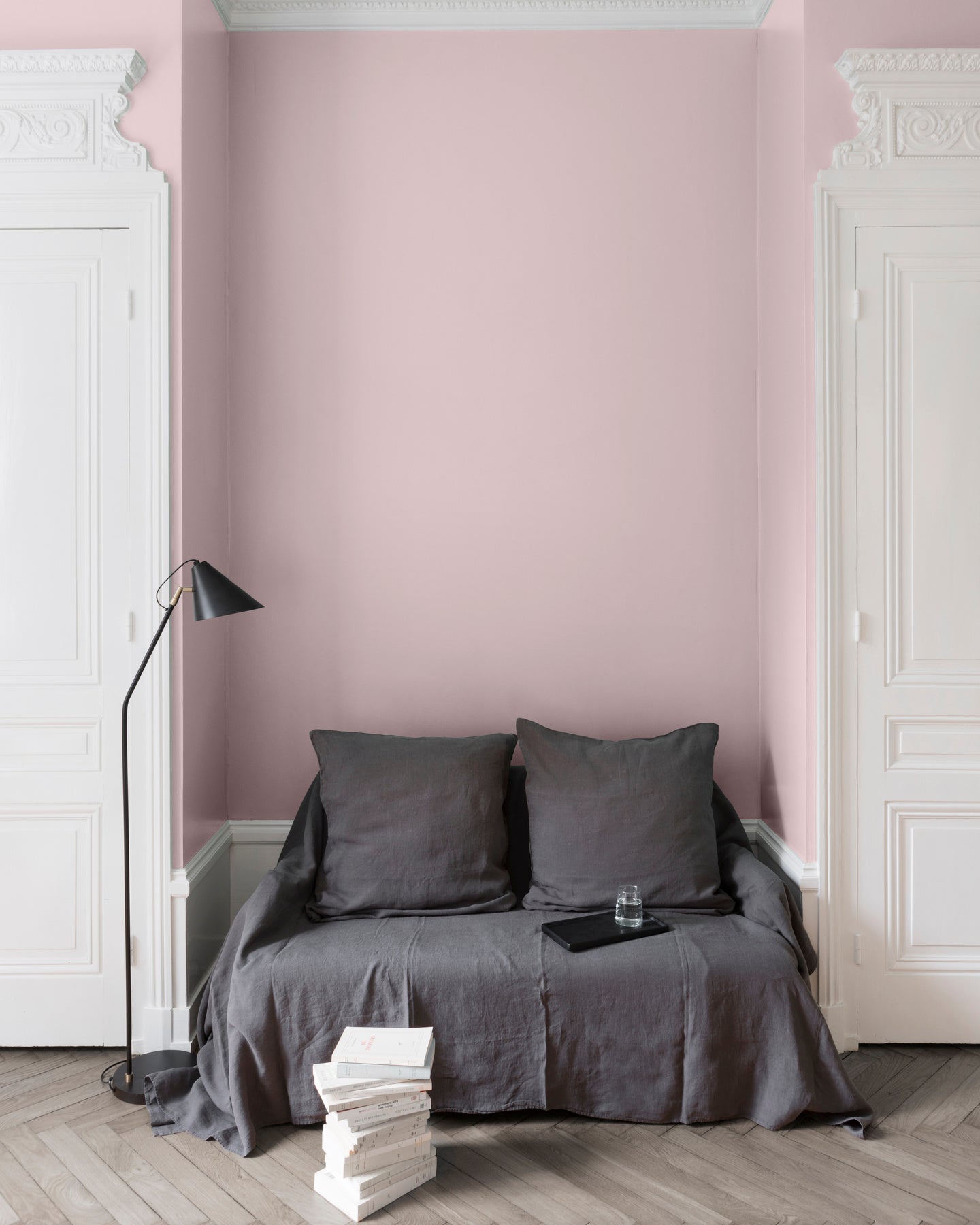 Salon aux murs roses, peinture Velours de Peinture Rose Pâmoison Libéron avec portes blanches et textiles gris.