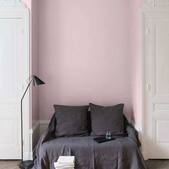 Salon aux murs roses, peinture Velours de Peinture Rose Petit Rat Libéron avec portes blanches et textiles gris.