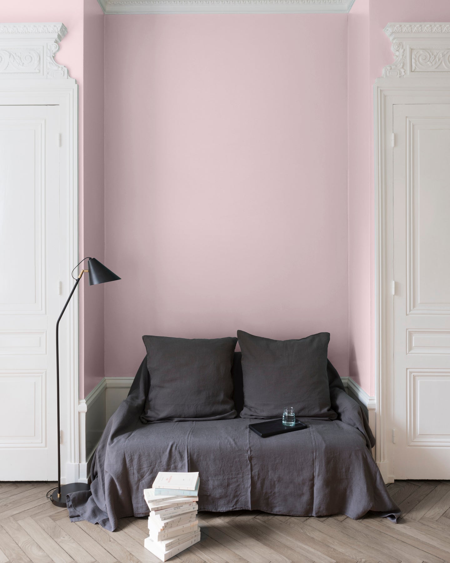 Salon aux murs roses, peinture Velours de Peinture Rose Petit Rat Libéron avec portes blanches et textiles gris.