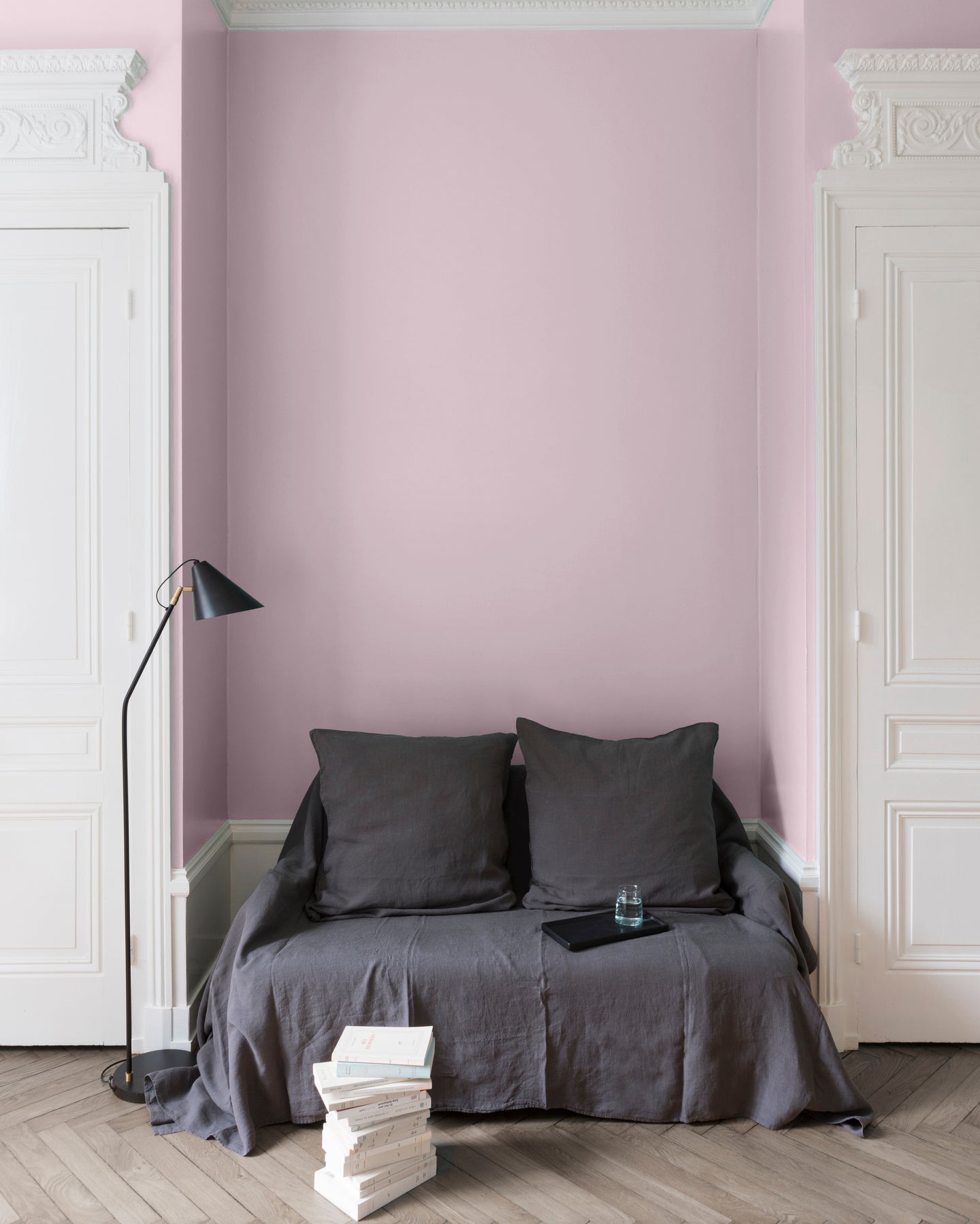 Salon aux murs roses, peinture Velours de Peinture Rose Popeline Libéron avec portes blanches et textiles gris.