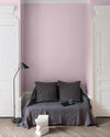 Salon aux murs Rose Popeline, Velours de Peinture Libéron, avec canapé gris, portes blanches et parquet clair.