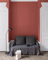 Salon aux murs rouges, peinture Velours de Peinture Rouge de Bourgogne Libéron avec portes blanches et textiles gris.
