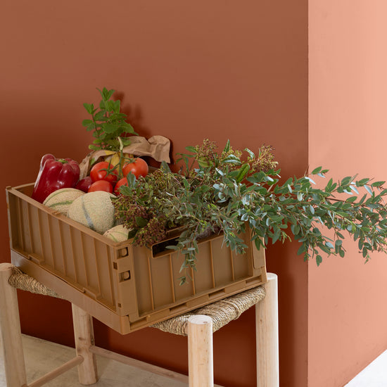Mur terre cuite d’Anjou, Velours de Peinture Libéron, avec cagette de légumes, herbes et tabouret en bois.
