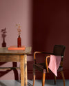 Pièce à vivre avec murs rouges, peinture Velours de Peinture Terre de Rougier Libéron, avec table et chaise en bois