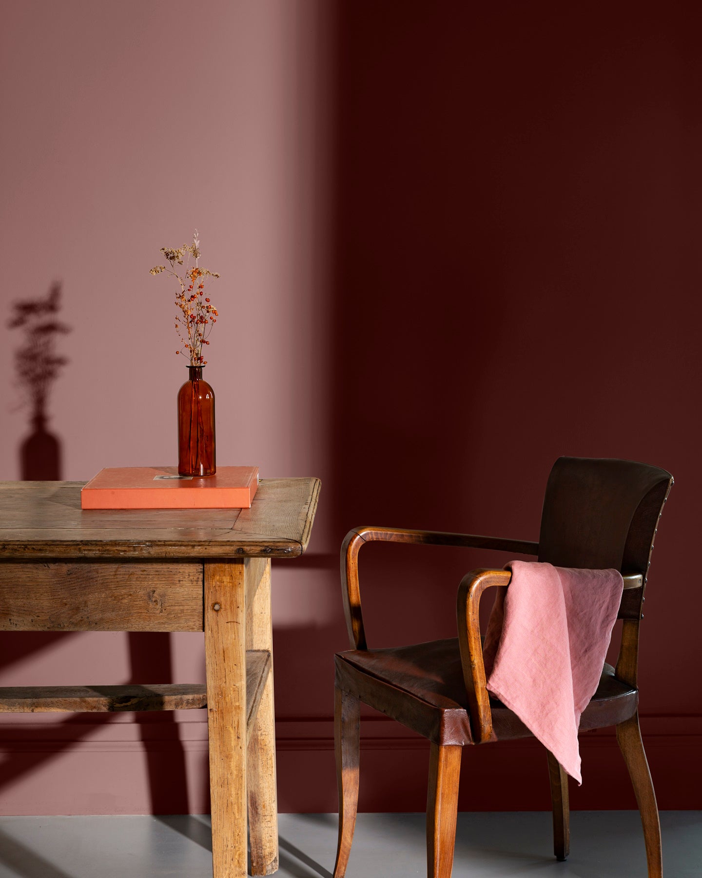 Pièce à vivre avec murs rouges, peinture Velours de Peinture Terre de Rougier Libéron, avec table et chaise en bois