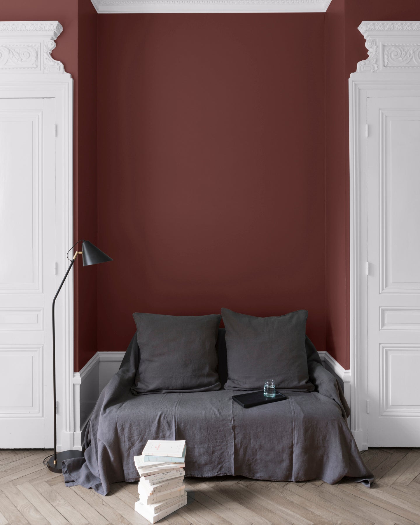 Salon aux murs Terre de Rougier, Velours de Peinture Libéron, avec canapé gris, portes blanches et parquet clair.