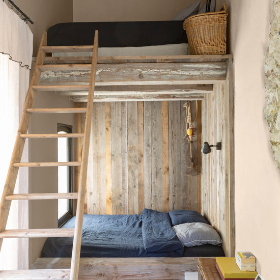 Chambre aux murs vélin, Velours de Peinture Libéron, avec lits superposés en bois brut et échelle centrale.