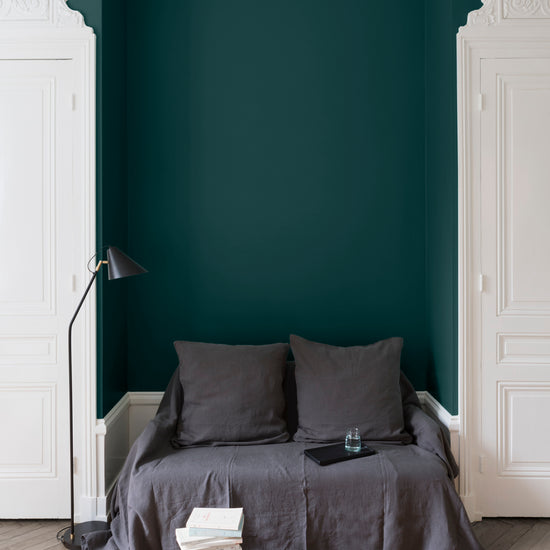 Salon aux murs verts, peinture Velours de Peinture Vert au Tableau Libéron avec portes blanches et textiles gris.