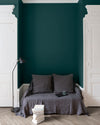 Salon aux murs verts, peinture Velours de Peinture Vert au Tableau Libéron avec portes blanches et textiles gris.