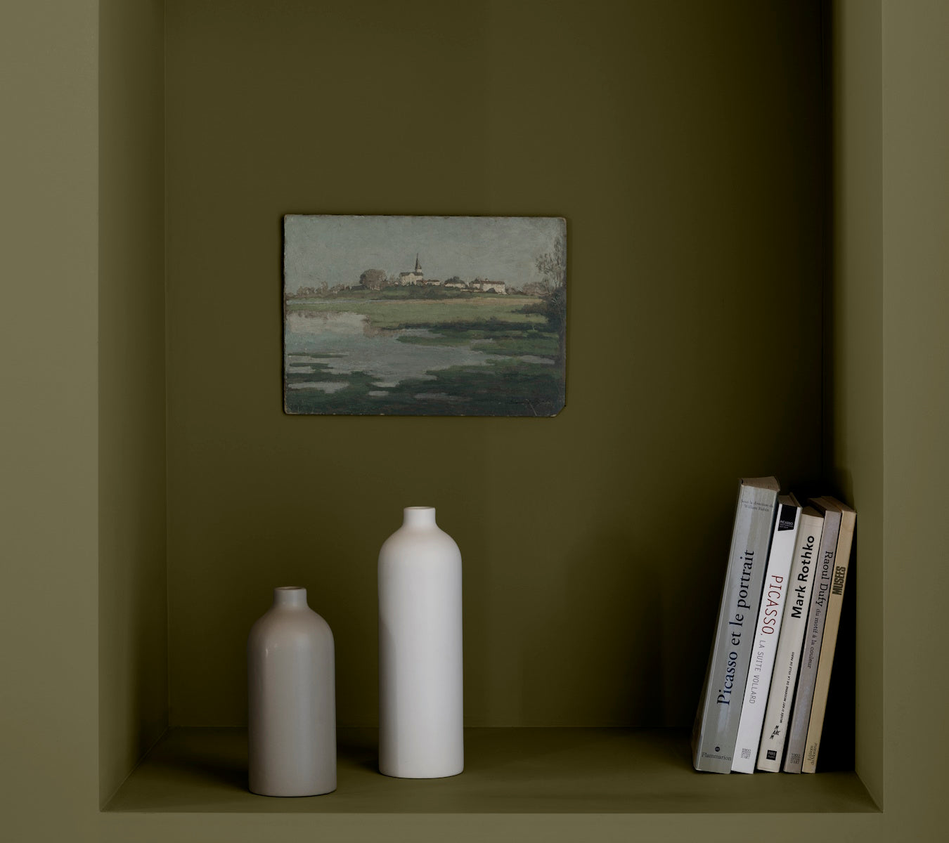 Étagère dans un renfoncement avec murs verts, peinture Velours de Peinture Vert Bocage Libéron, avec livres, vases et toile