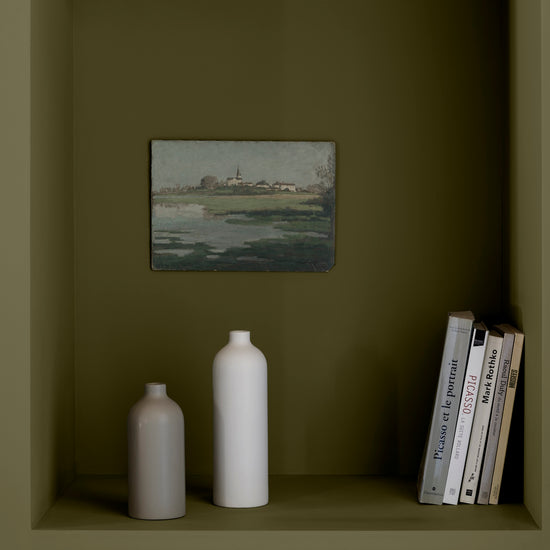 Étagère dans un renfoncement avec murs verts, peinture Velours de Peinture Vert Bocage Libéron, avec livres, vases et toile