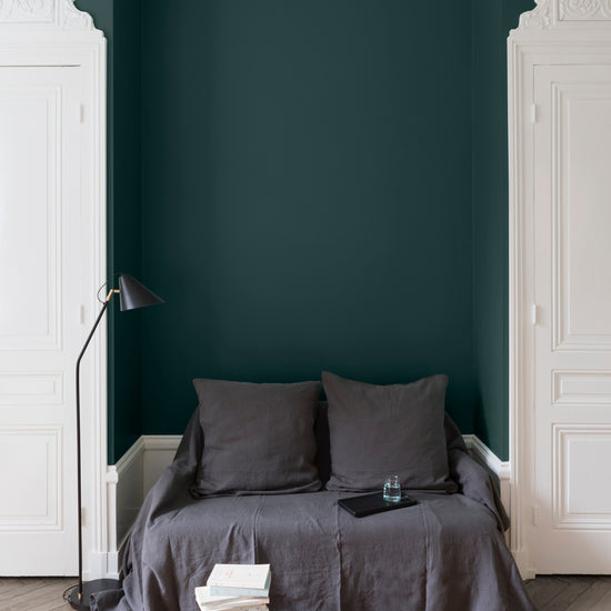 Salon aux murs verts, peinture Velours de Peinture Vert d'Aubusson Libéron avec portes blanches et textiles gris.