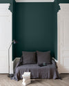 Salon aux murs Vert d'Aubusson, Velours de Peinture Libéron, avec canapé gris, portes blanches et parquet clair.