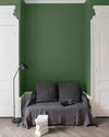 Salon aux murs Vert Potager, Velours de Peinture Libéron, avec canapé gris, portes blanches et parquet clair.