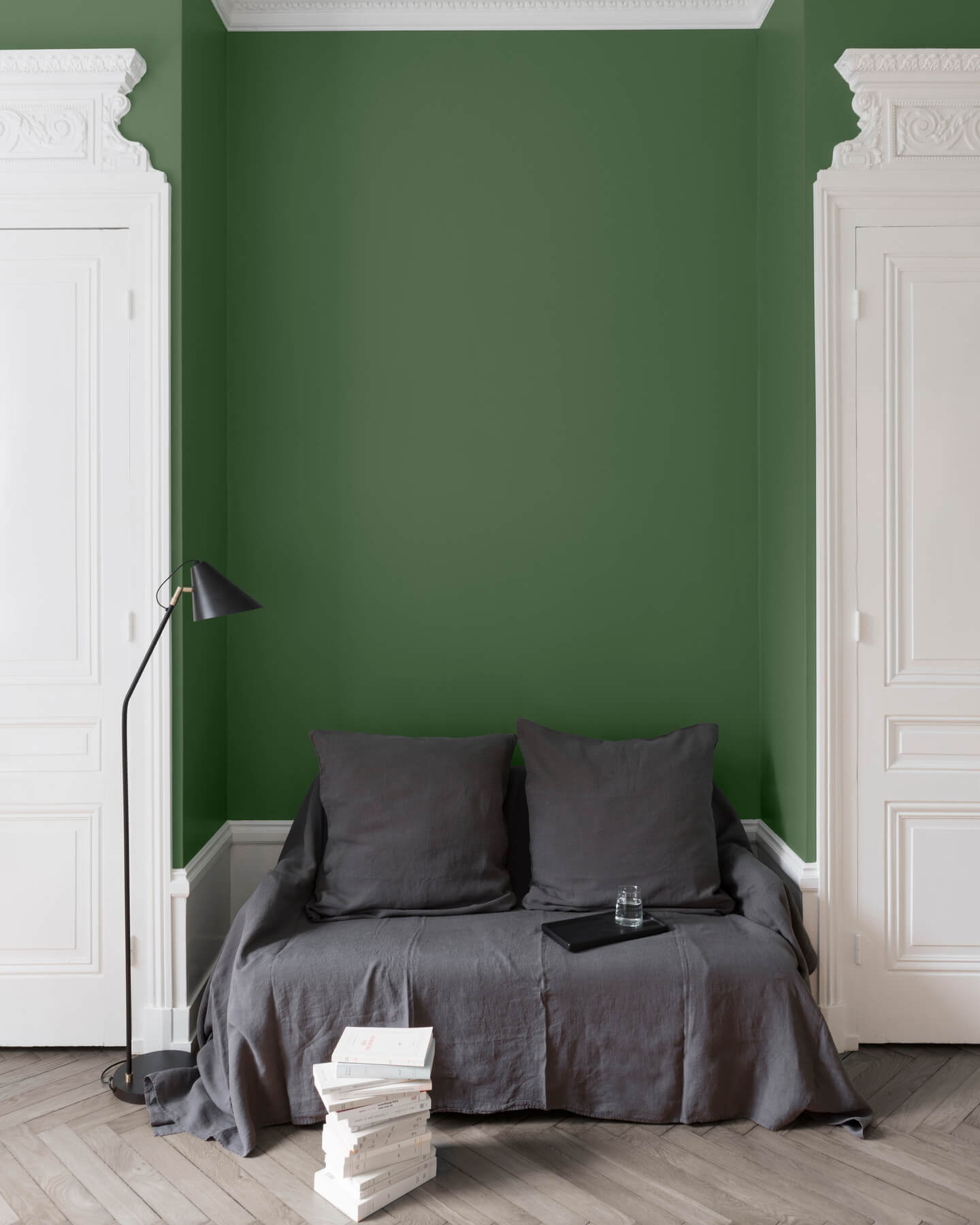Salon aux murs Vert Potager, Velours de Peinture Libéron, avec canapé gris, portes blanches et parquet clair.