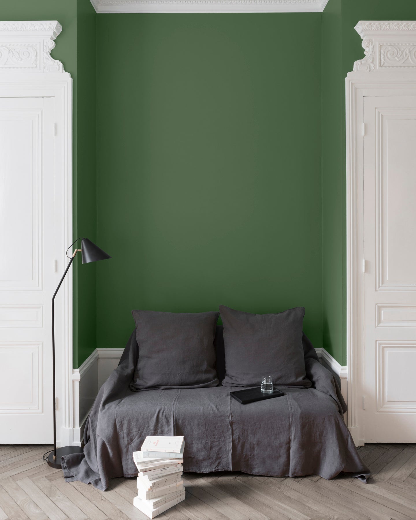 Salon aux murs Vert Potager, Velours de Peinture Libéron, avec canapé gris, portes blanches et parquet clair.
