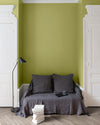 Salon aux murs verts, peinture Velours de Peinture Vert Reine-Claude Libéron avec portes blanches et textiles gris.