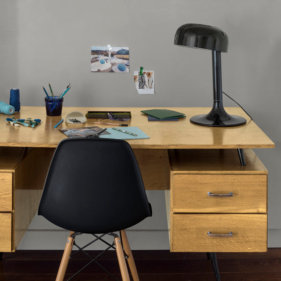Ambiance bureau aux murs gris, avec bureau verni au Vernis Bistrot Incolore Brillant Libéron
