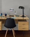 Coin bureau verni avec le Vernis Bistrot Incolore Libéron, chaise et lampe noires, photos accrochées sur le mur gris.
