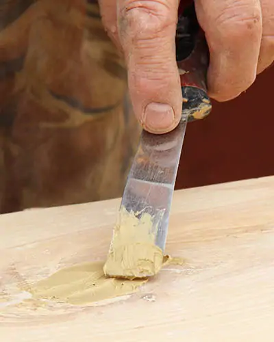 preparation-bois-reconstituant-reboucher-bois-liberon-application