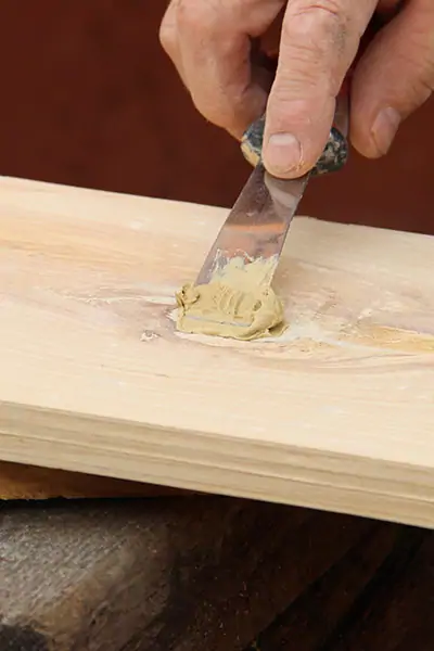 Mastic à Bois Appliqué Pour Combler Les Espaces Dans Les Lames De