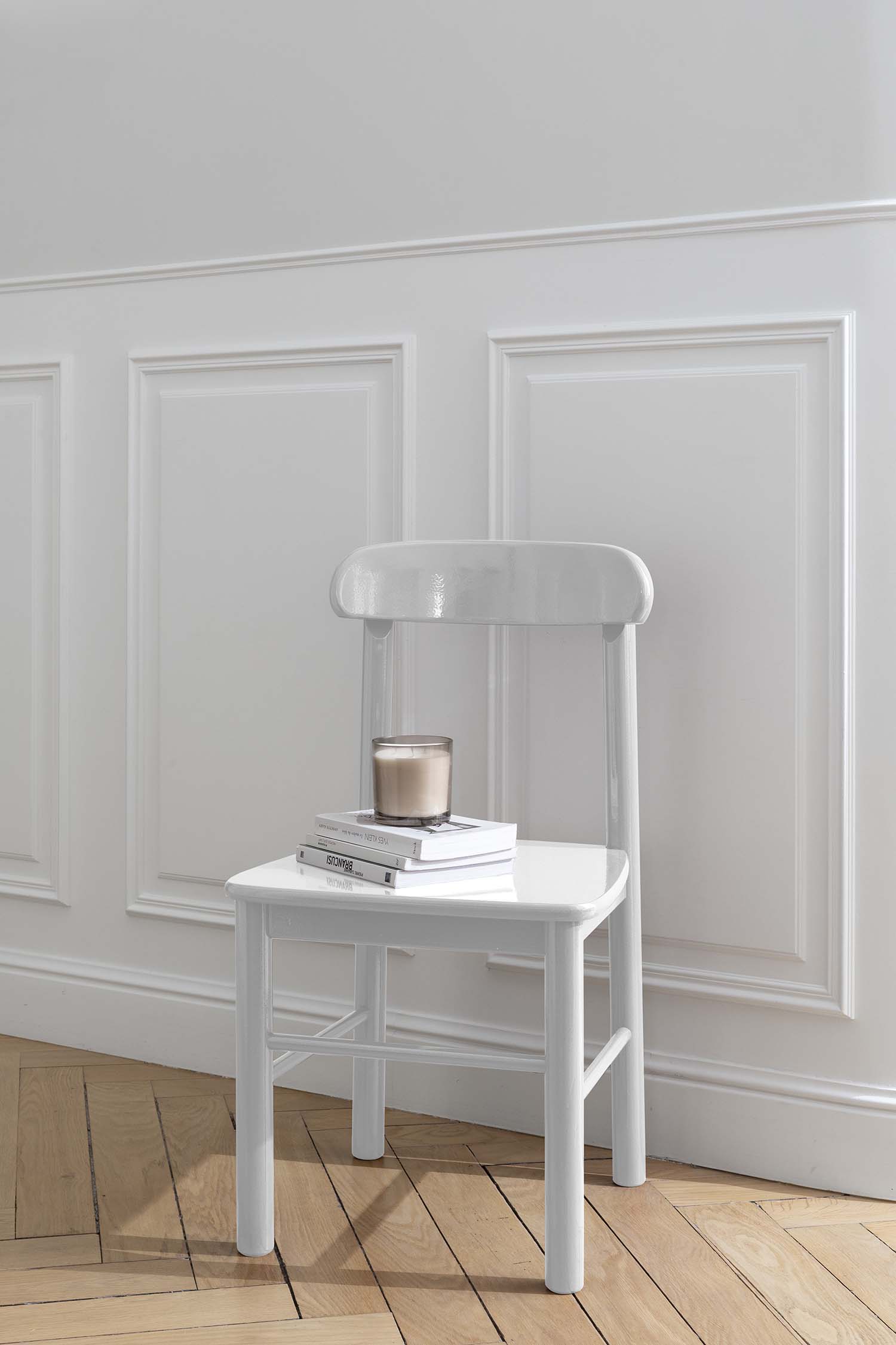 Photo d'ambiance d'une chaise peinte avec la peinture Meuble Signé Brillante Blanc Moderniste de Libéron