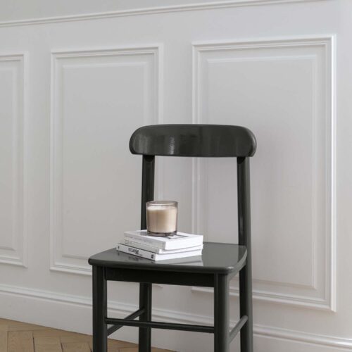 Photo d'ambiance d'une chaise peinte avec la peinture Meuble Signé Brillante Noir de Lave de Libéron