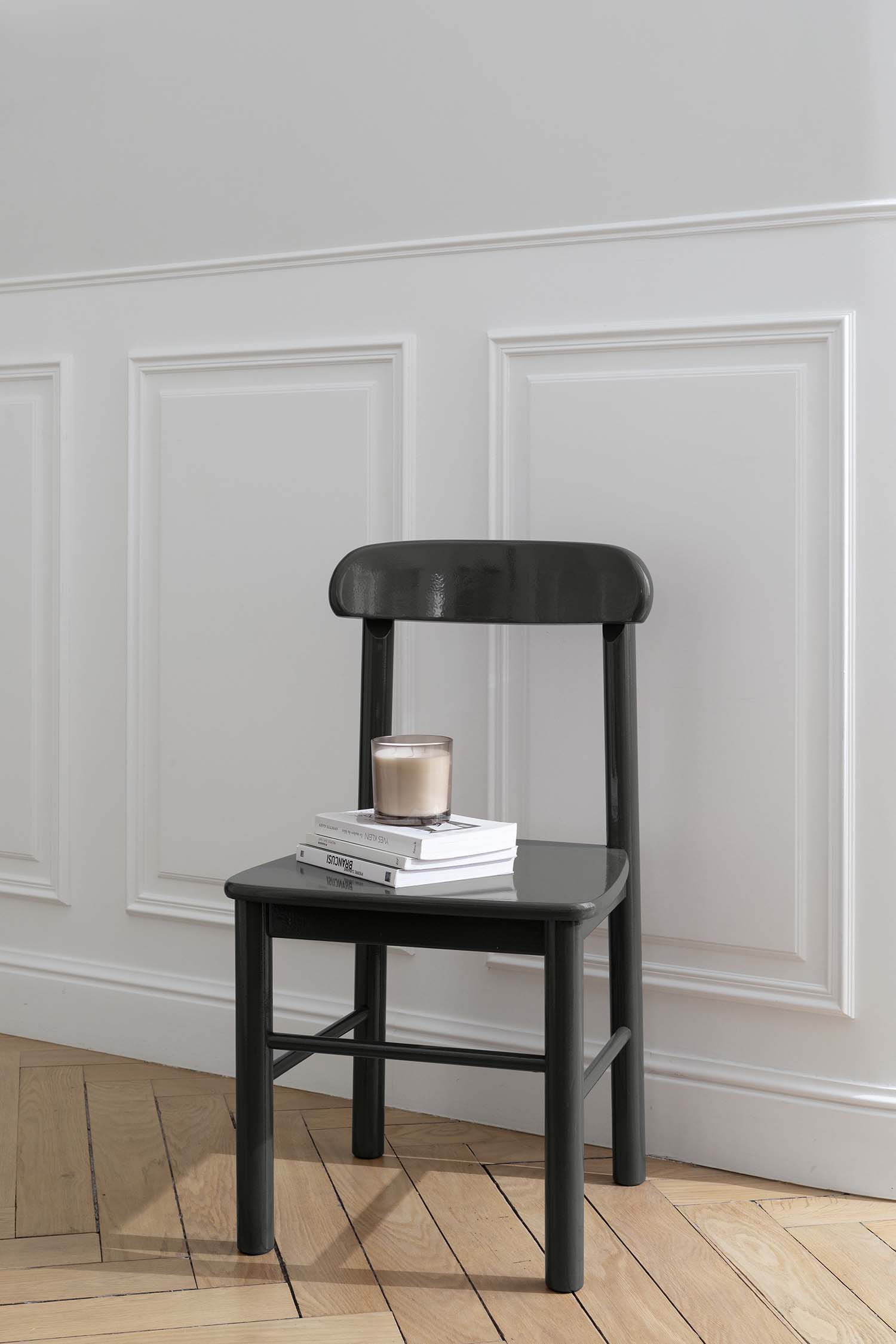 Photo d'ambiance d'une chaise peinte avec la peinture Meuble Signé Brillante Noir de Lave de Libéron