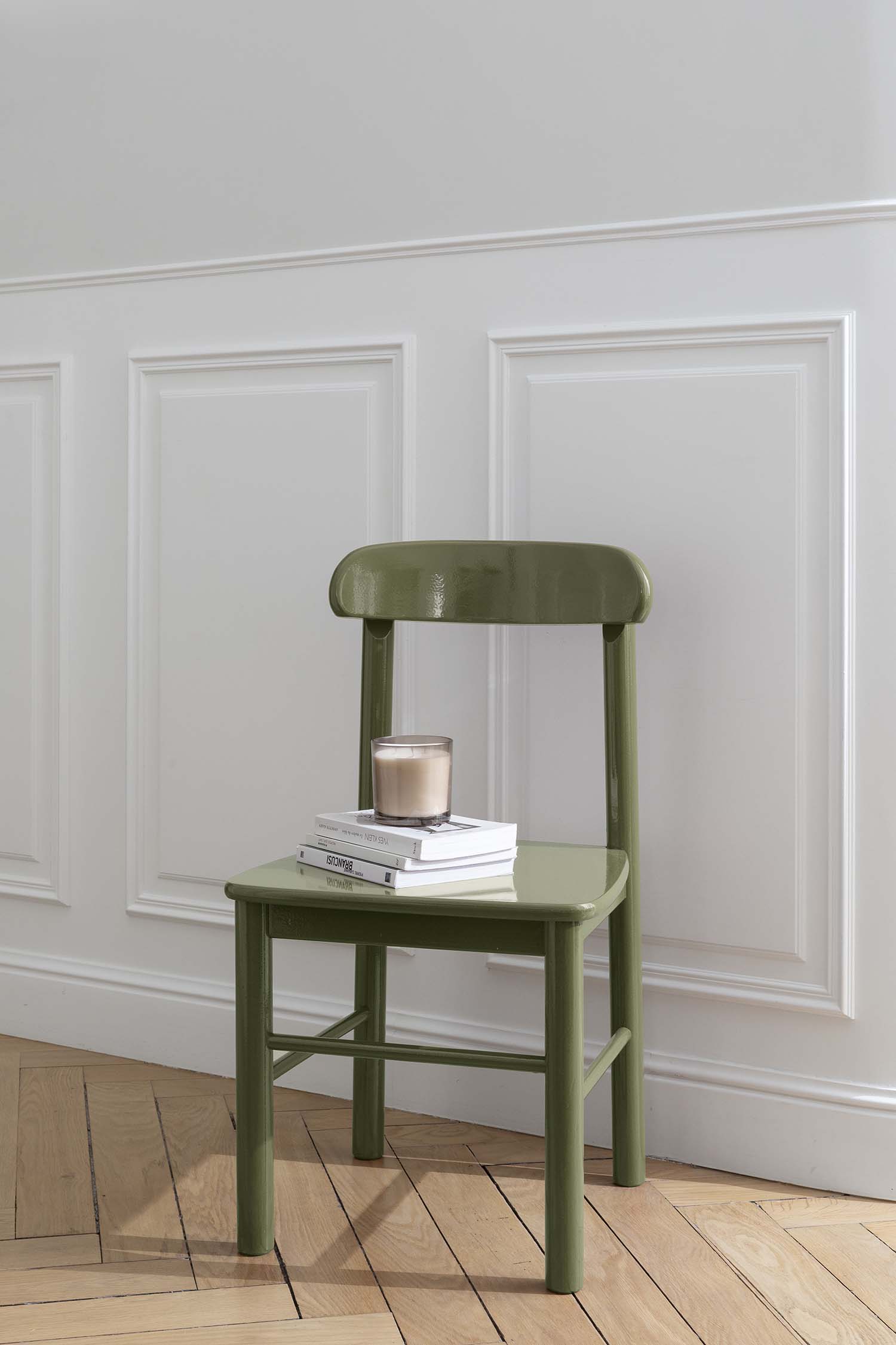 Libéron - Meuble Signé - Peinture Brillante - Vert Olive - Visuel ambiance Photo d'ambiance d'une chaise peinte avec la peinture Meuble Signé Brillante Vert Olive de Libéron