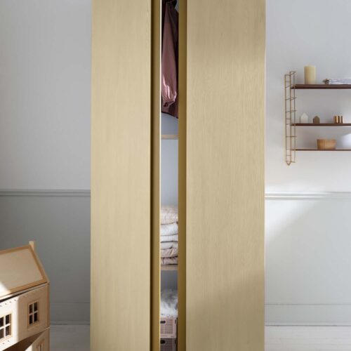 Photo d'ambiance d'un meuble peint avec la peinture Libéron de la gamme Meuble Signé Effet Bois couleur Bois Bouleau