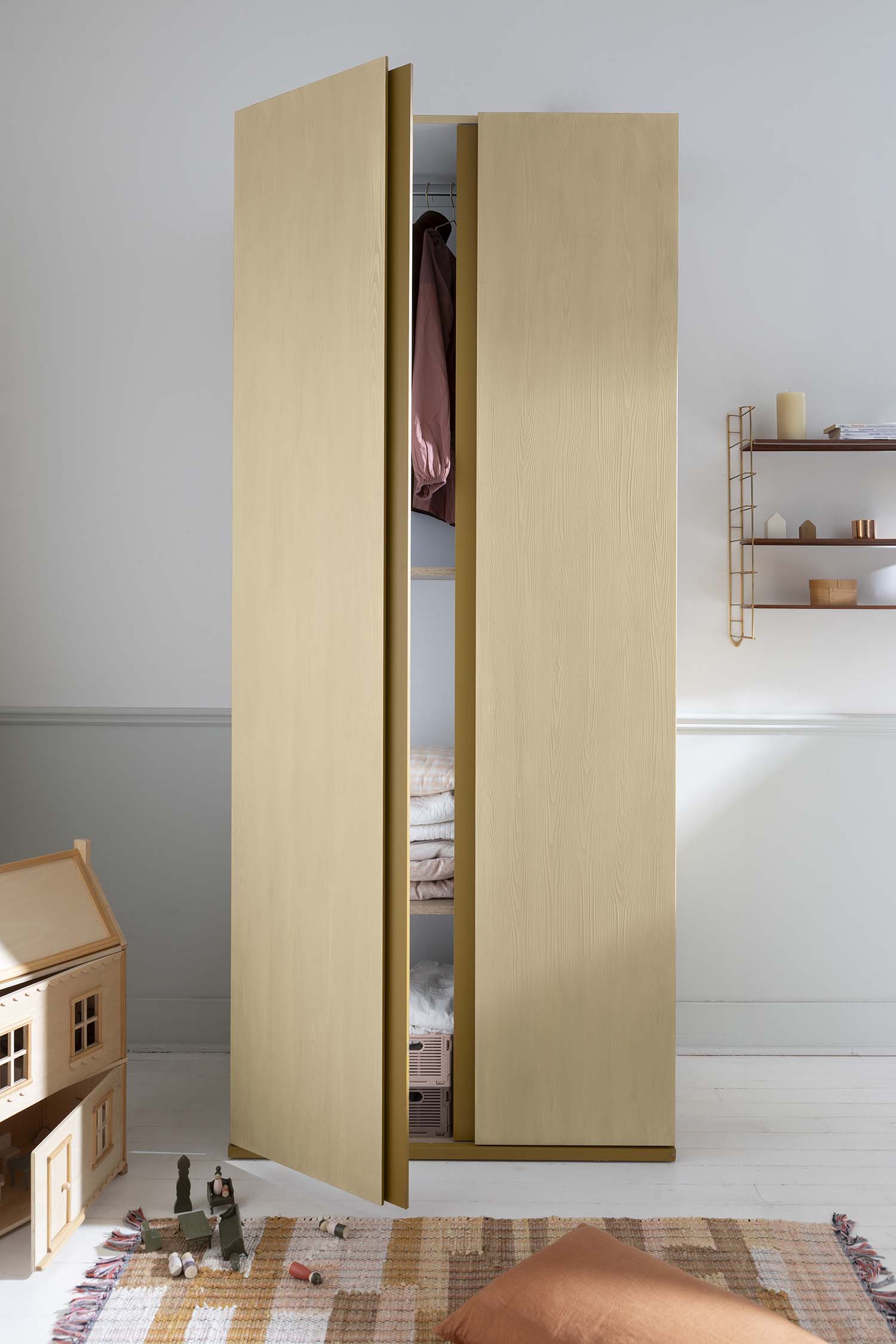 Photo d'ambiance d'un meuble peint avec la peinture Libéron de la gamme Meuble Signé Effet Bois couleur Bois Bouleau