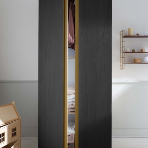 Photo d'ambiance d'un meuble peint avec la peinture Libéron de la gamme Meuble Signé Effet Bois couleur Chêne Brulé