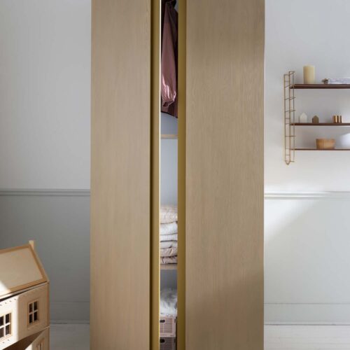 Photo d'ambiance d'un meuble peint avec la peinture Libéron de la gamme Meuble Signé Effet Bois couleur Chêne Clair