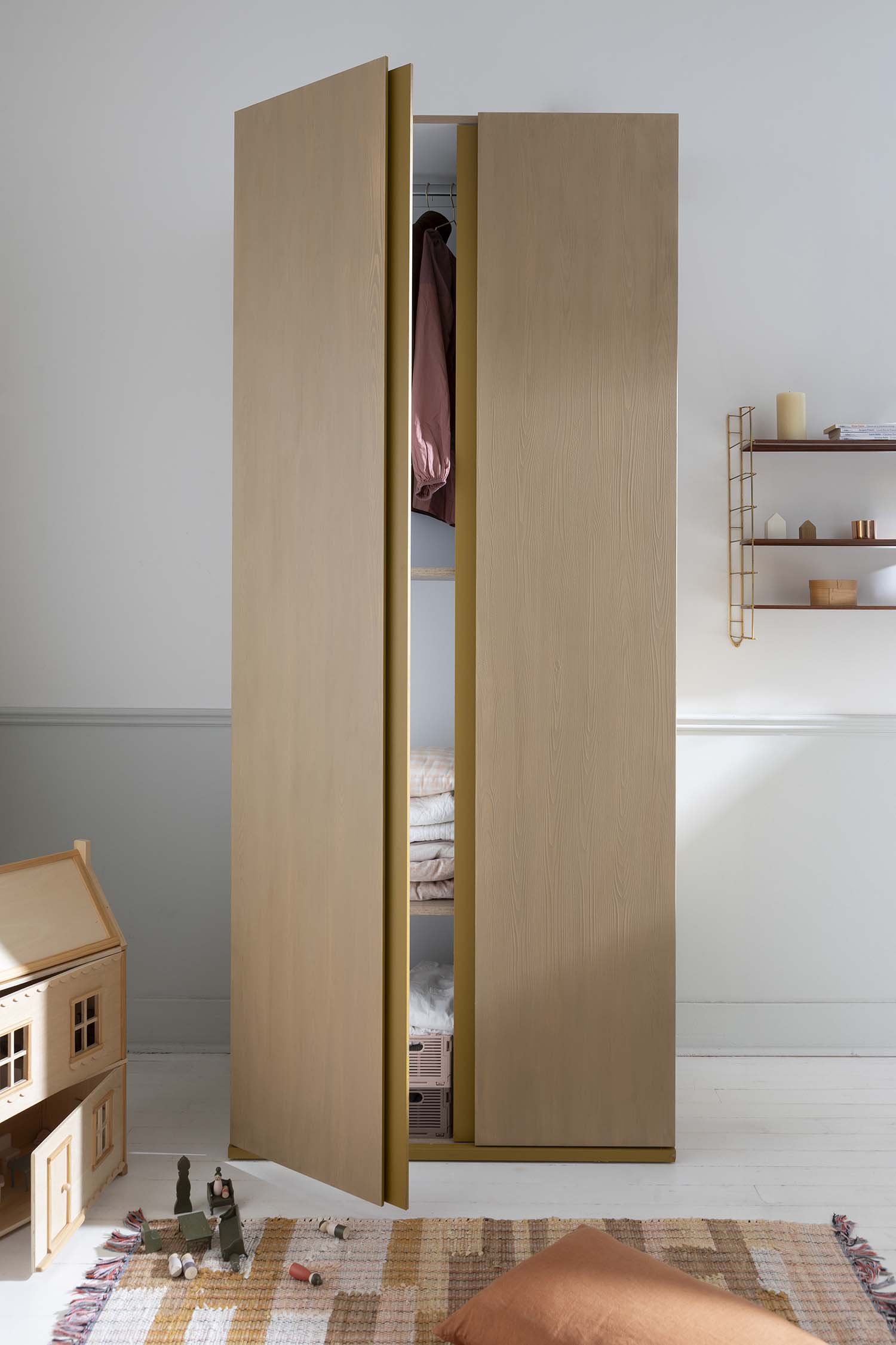 Photo d'ambiance d'un meuble peint avec la peinture Libéron de la gamme Meuble Signé Effet Bois couleur Chêne Clair