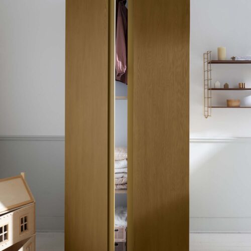 Photo d'ambiance d'un meuble peint avec la peinture Libéron de la gamme Meuble Signé Effet Bois couleur Chêne Moyen