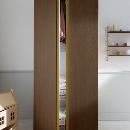 Photo d'ambiance d'un meuble peint avec la peinture Libéron de la gamme Meuble Signé Effet Bois couleur Noyer