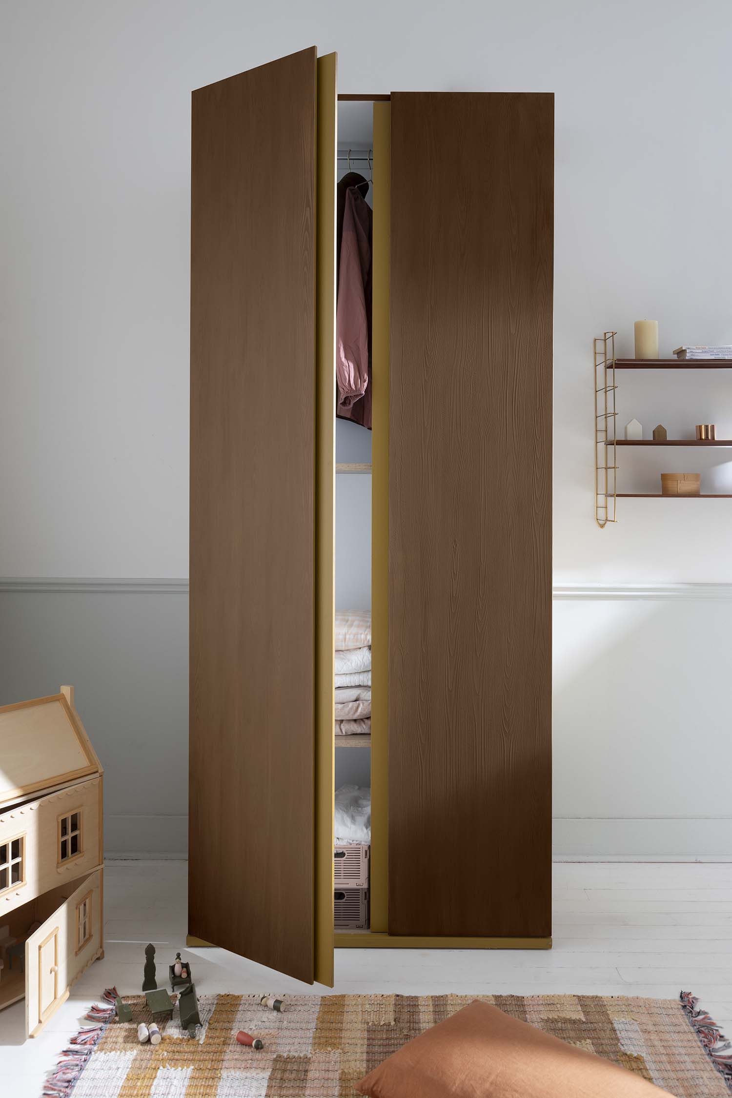 Photo d'ambiance d'un meuble peint avec la peinture Libéron de la gamme Meuble Signé Effet Bois couleur Noyer