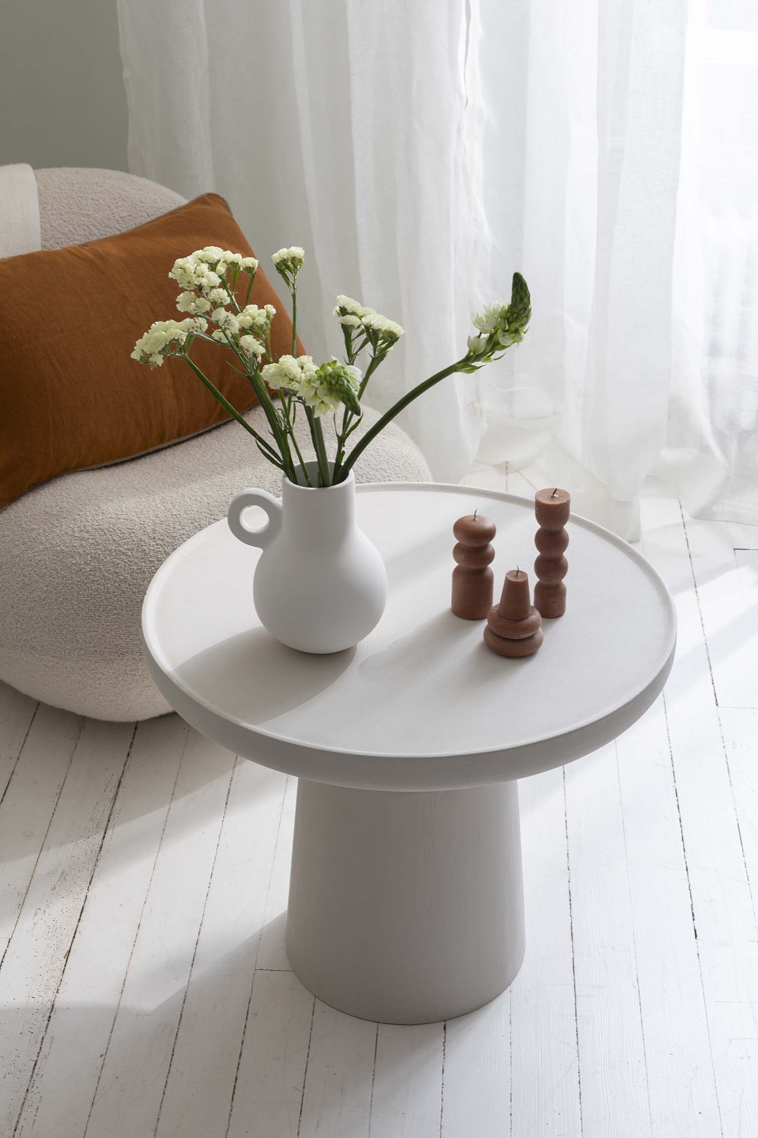 Photo d'ambiance d'un meuble peint avec la peinture Libéron de la gamme Meuble Signé Effet Minéral couleur Craie