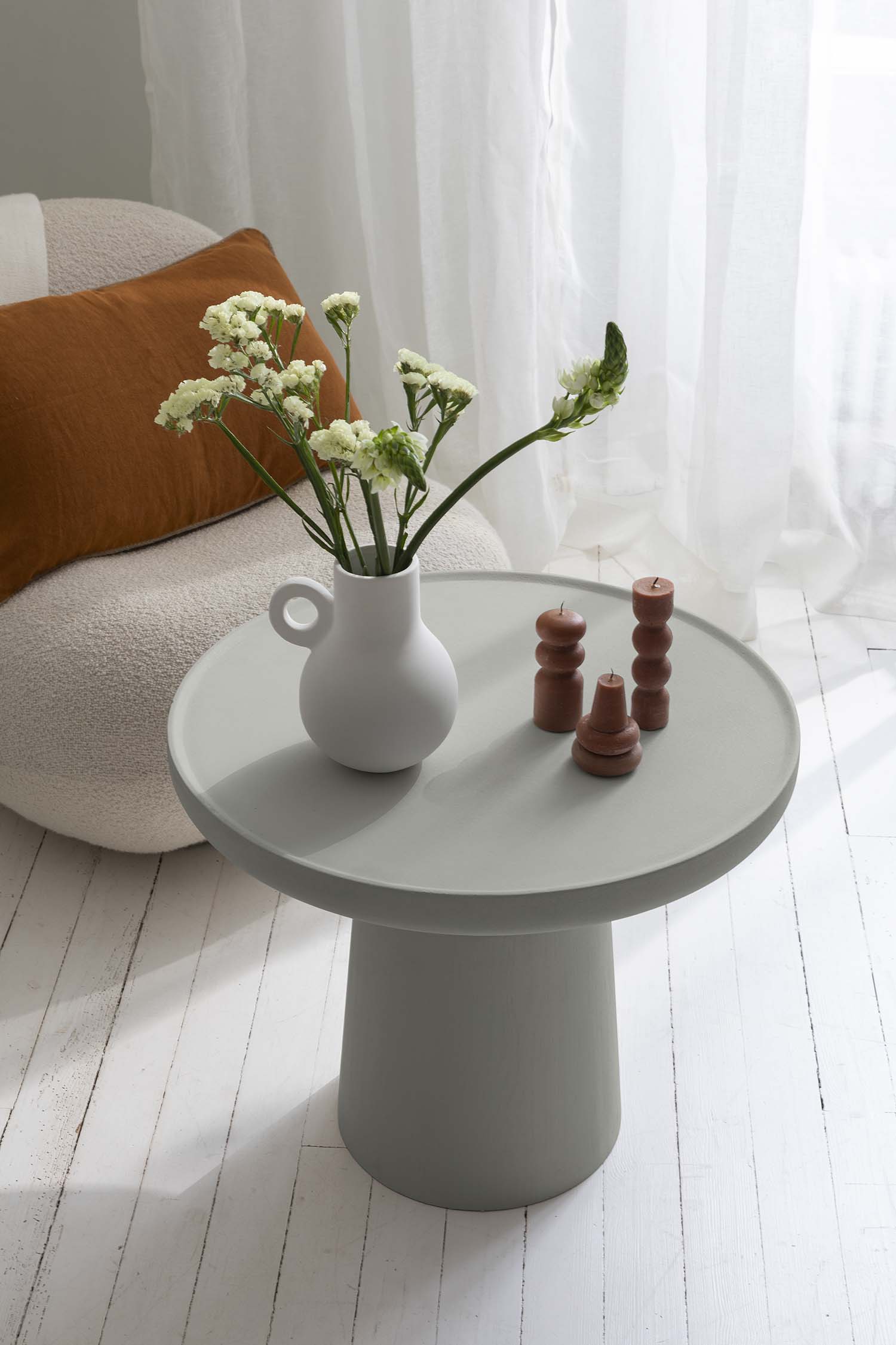 Photo d'ambiance d'un meuble peint avec la peinture Libéron de la gamme Meuble Signé Effet Minéral couleur Gris Marbre