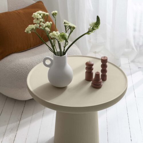 Photo d'ambiance d'un meuble peint avec la peinture Libéron de la gamme Meuble Signé Effet Minéral couleur Pierre