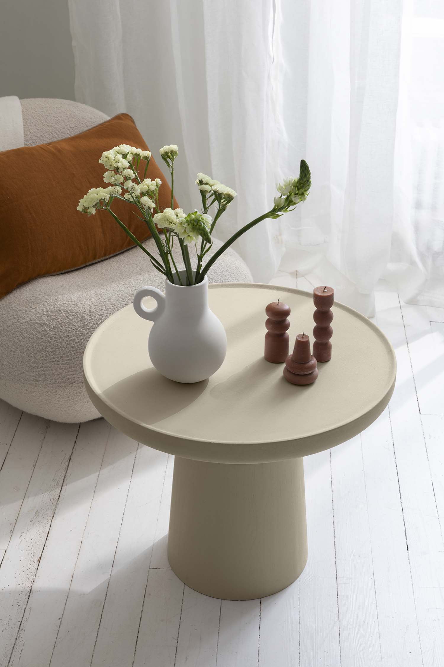 Photo d'ambiance d'un meuble peint avec la peinture Libéron de la gamme Meuble Signé Effet Minéral couleur Pierre