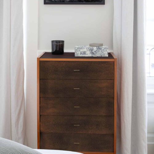 Photo d'ambiance d'un meuble peint avec la peinture Libéron de la gamme Meuble Signé Effet Oxydé couleur Rouille